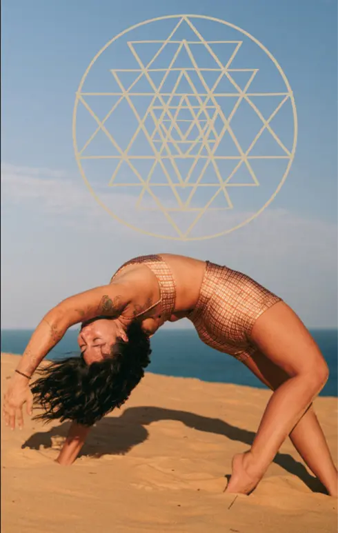 Claudia Martínez en backbend con Sri Yantra sobre el mar